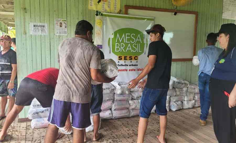 Sesc Mesa Brasil doa cestas básicas a população ribeirinha